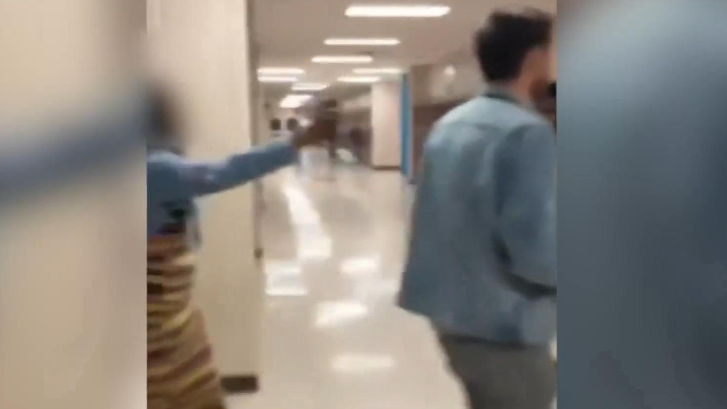 Aggro-Schülerin attackiert Lehrer mit Pfefferspray Wegen ihres Handys!