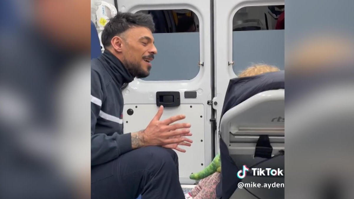 El conductor del rescate le canta a una niña la famosa melodía de la ambulancia de Disney
