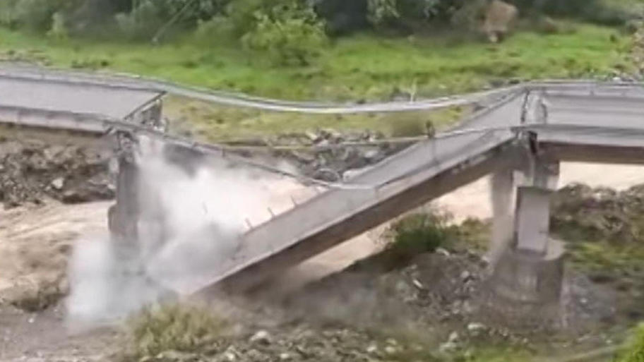 Wichtige Verbindungsbrücke in Italien eingestürzt Sie hielt den Wassermassen nicht mehr Stand!