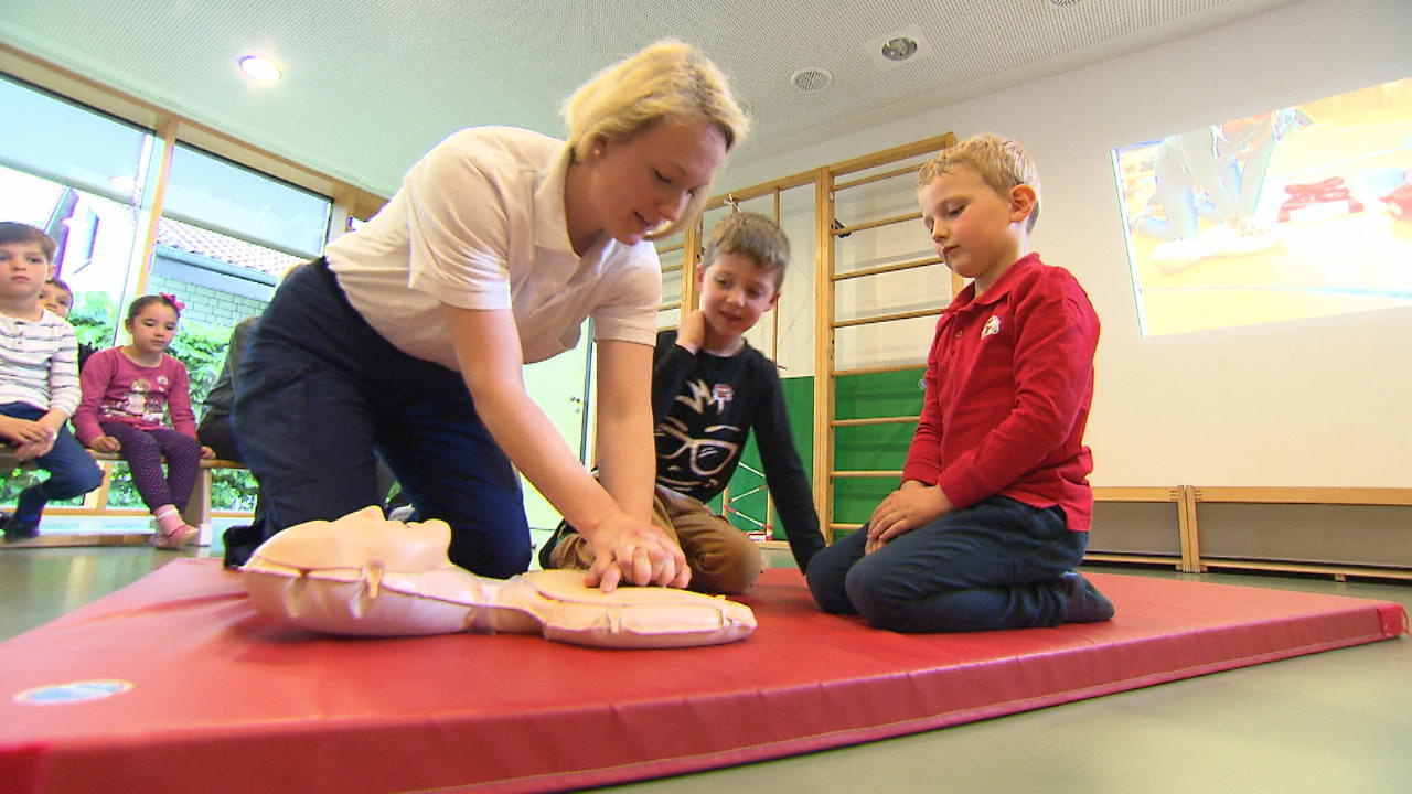  Kids zeigen Heldenpotenzial: Erste-Hilfe-Kurs im Kindergarten Illustration 