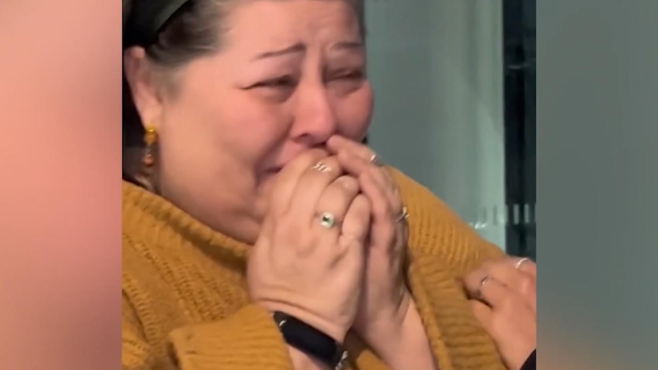 Hija sorprende a mamá con boletos ESC, luego se le saltan las lágrimas "no tienes que llorar"
