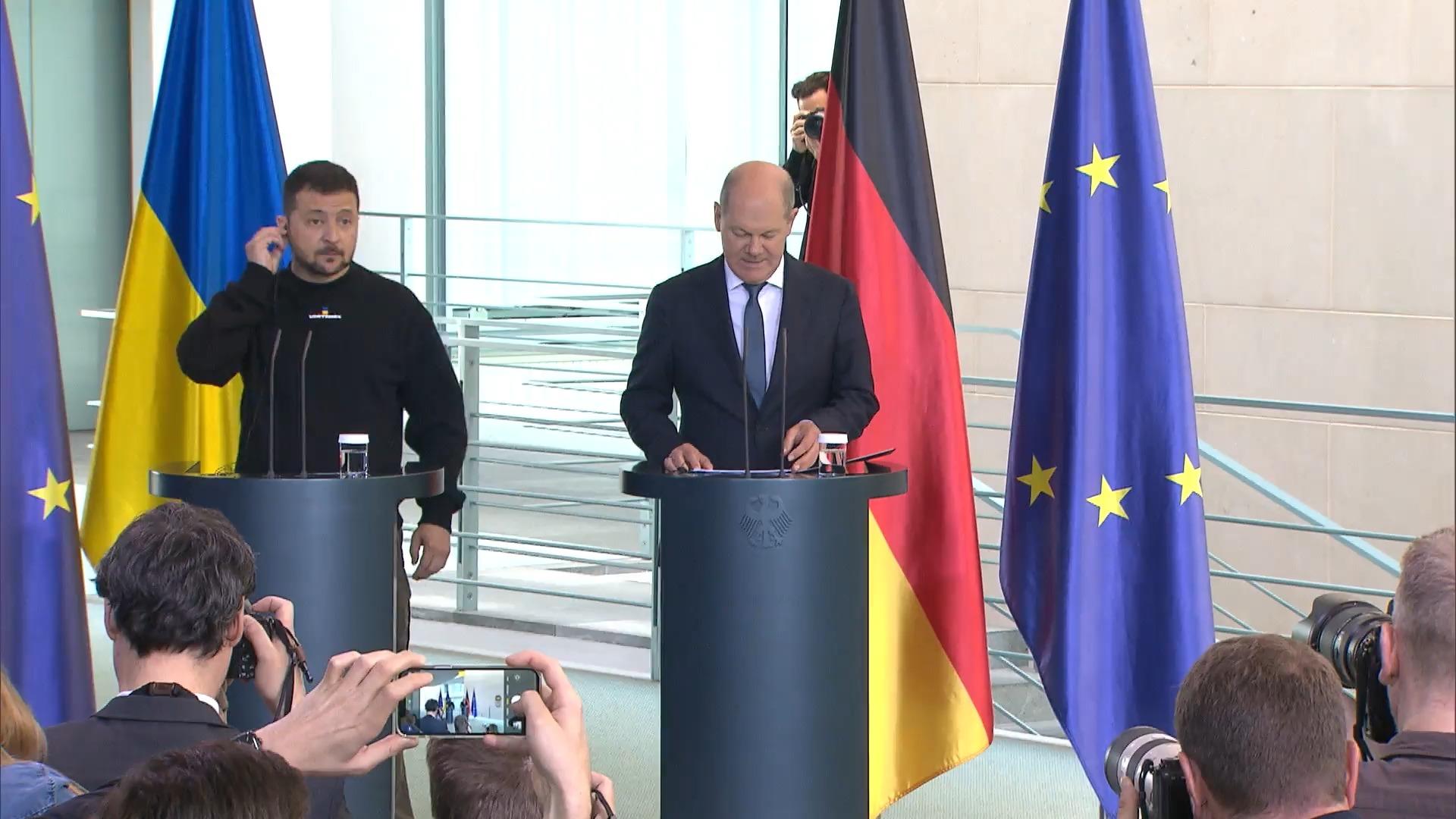 Olaf Scholz begrüßt "lieben Wolodymyr" im Kanzleramt Sleenskyj in Berlin