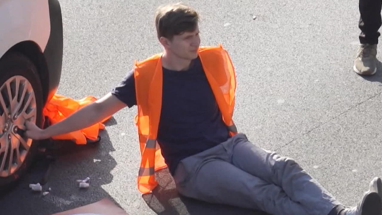 Klima-Aktivisten kleben sich an Auto-Felgen fest! Asphalt war gestern