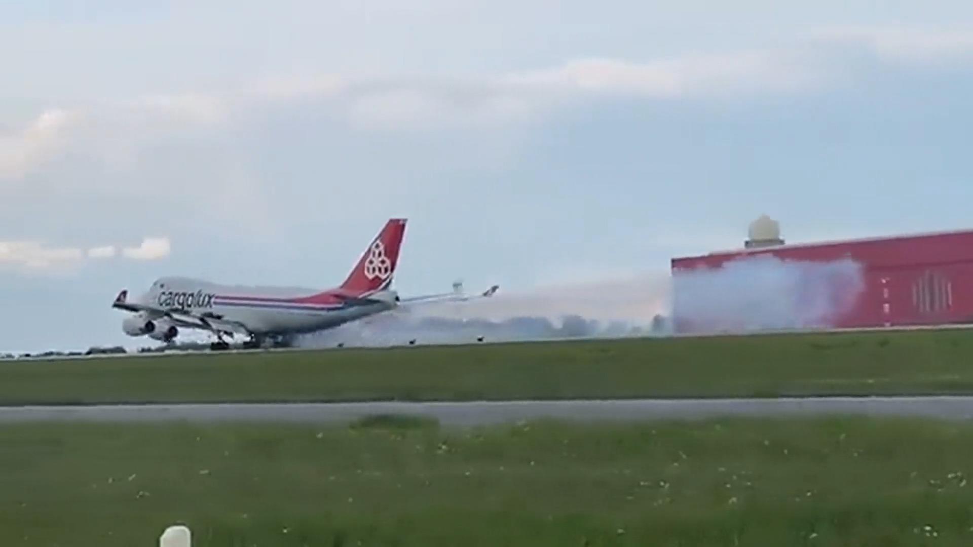 Boeing-Fahrwerk reißt bei Landung ab Schockmoment am Flughafen Luxemburg