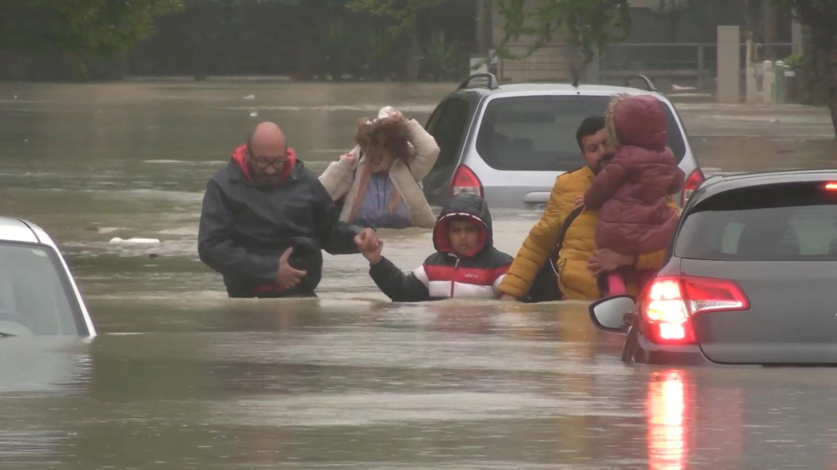 Italien: Familien retten sich aus den Fluten Schwere Unwetter