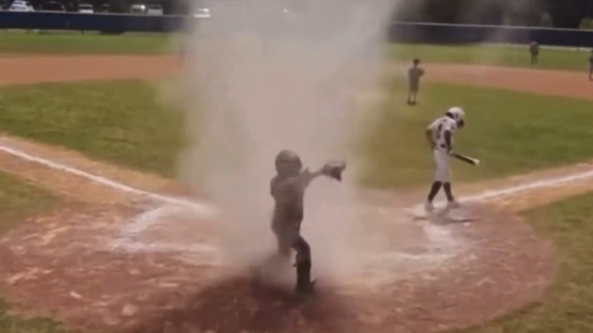 Junge (7) von Staubteufel verschluckt Schockmoment auf dem Baseballfeld