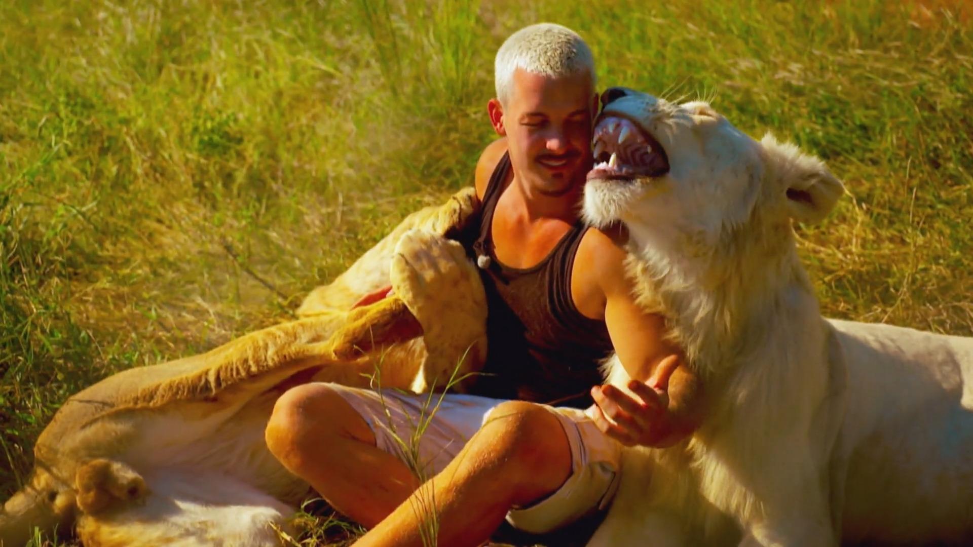 Dean Schneider's greatest love Cuddle up to a lion
