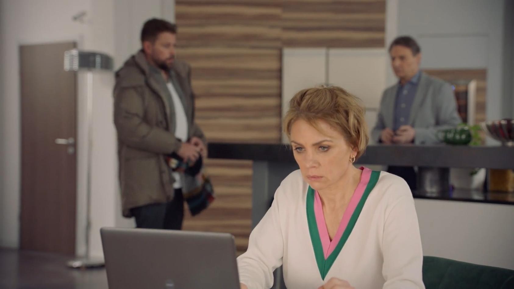 Yvonne und John warten auf Fotos GZSZ-Folge 7771 vom 23. Mai 2023