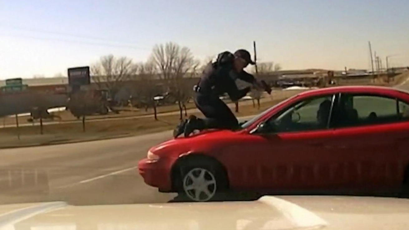 Fahrer rast mit Polizist auf Motorhaube davon Um Verhaftung zu entgehen