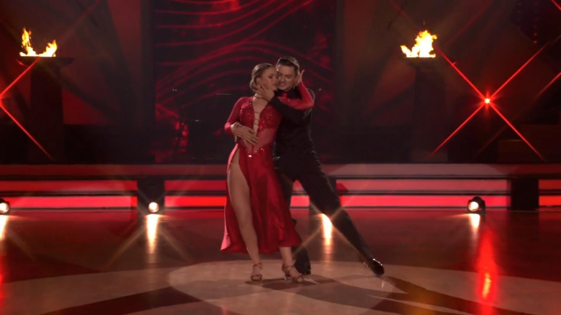 Julia Biotics incendia il parquet con un tango caldissimo "Balliamo"-scorso