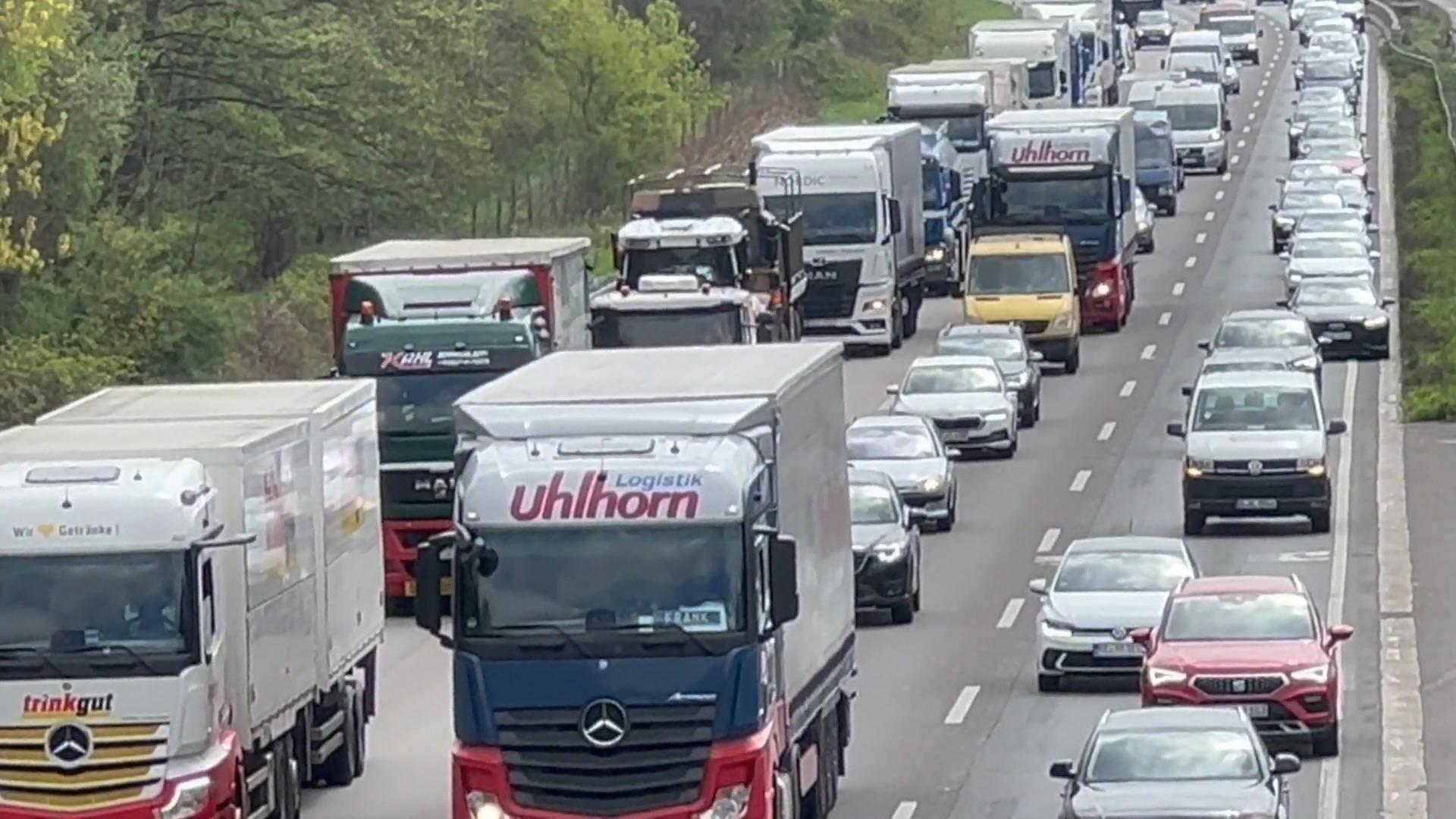 Wie kommt man am schnellsten an Autobahnstaus vorbei? Staus umgehen