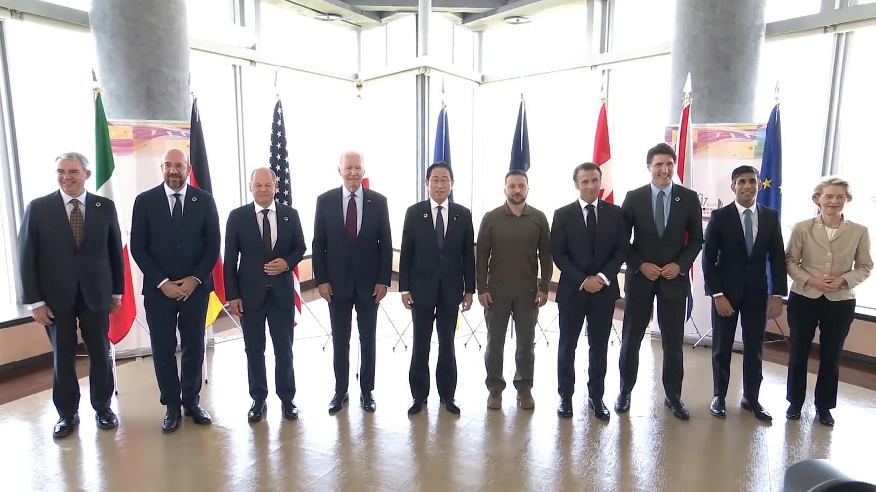 Selenskyj feiert erfolgreichen G7-Gipfel Ukraine soll Kampfjets bekommen