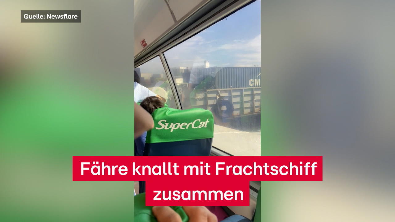 Riesentanker räumt Minifähre ab Achtung, gleich kracht's!