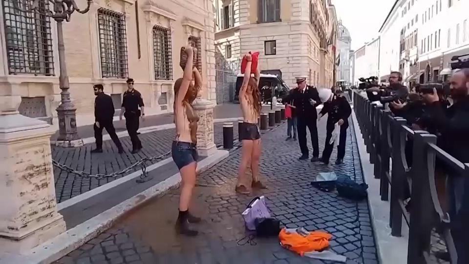 Klimakleber protestieren nackt vor Senat in Rom Erst oben ohne, dann Schlamm-Dusche