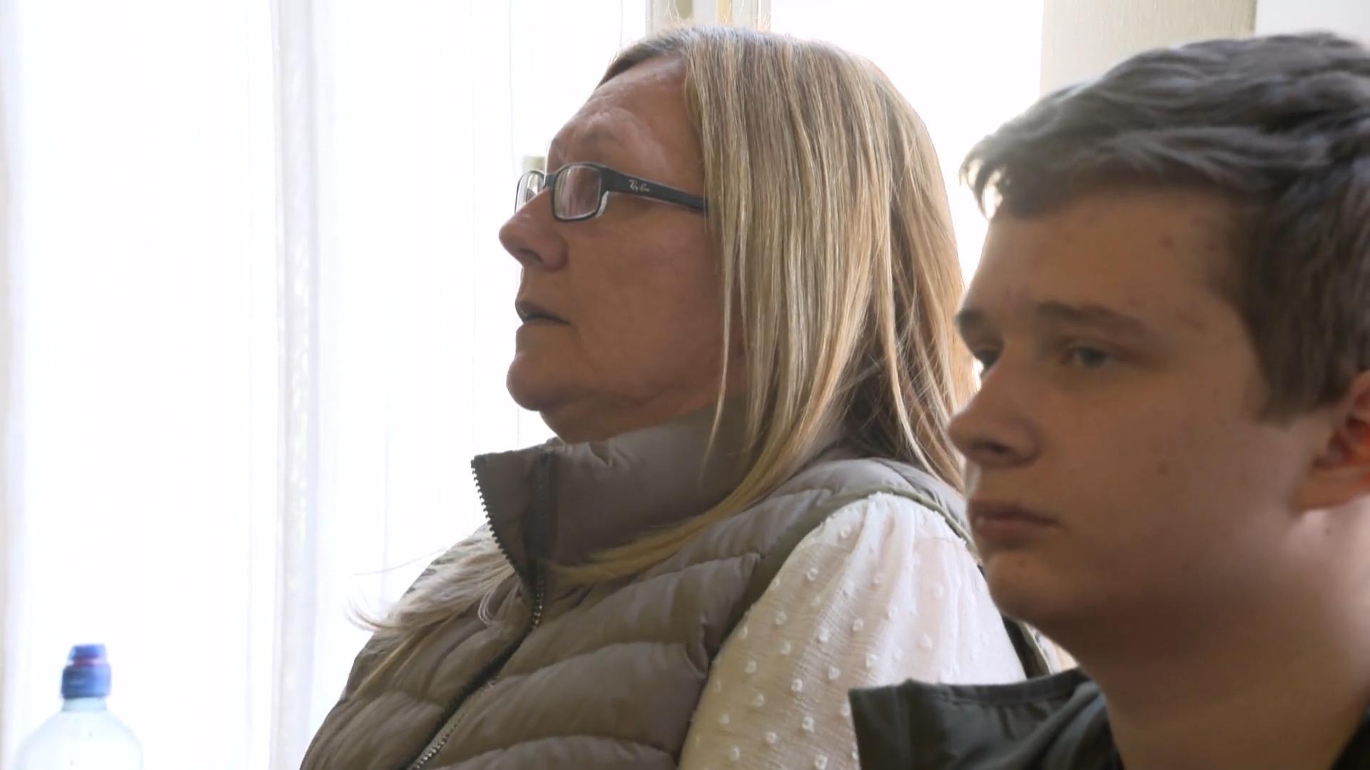 Mutter sieht im Gericht erstmals den Mörder ihres Sohnes Messerstecher Prozess