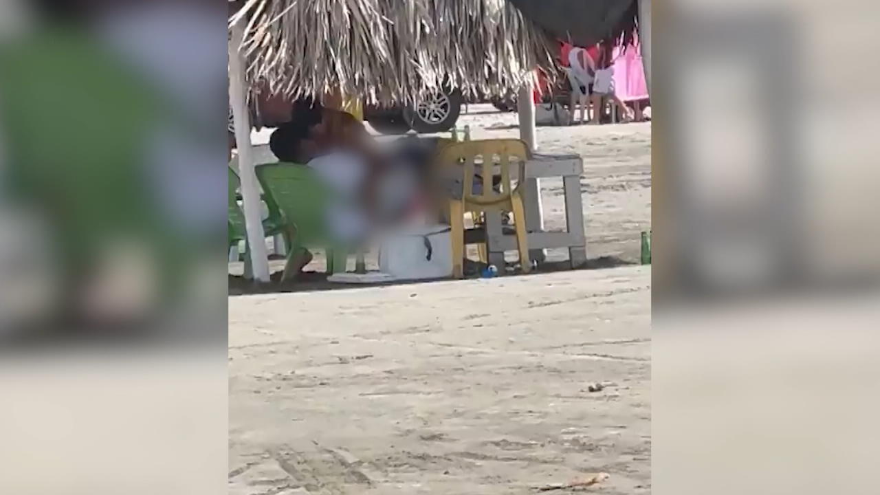 Pärchen hat Sex am Strand – vor Kindern! Liebesakt auf dem Plastikstuhl