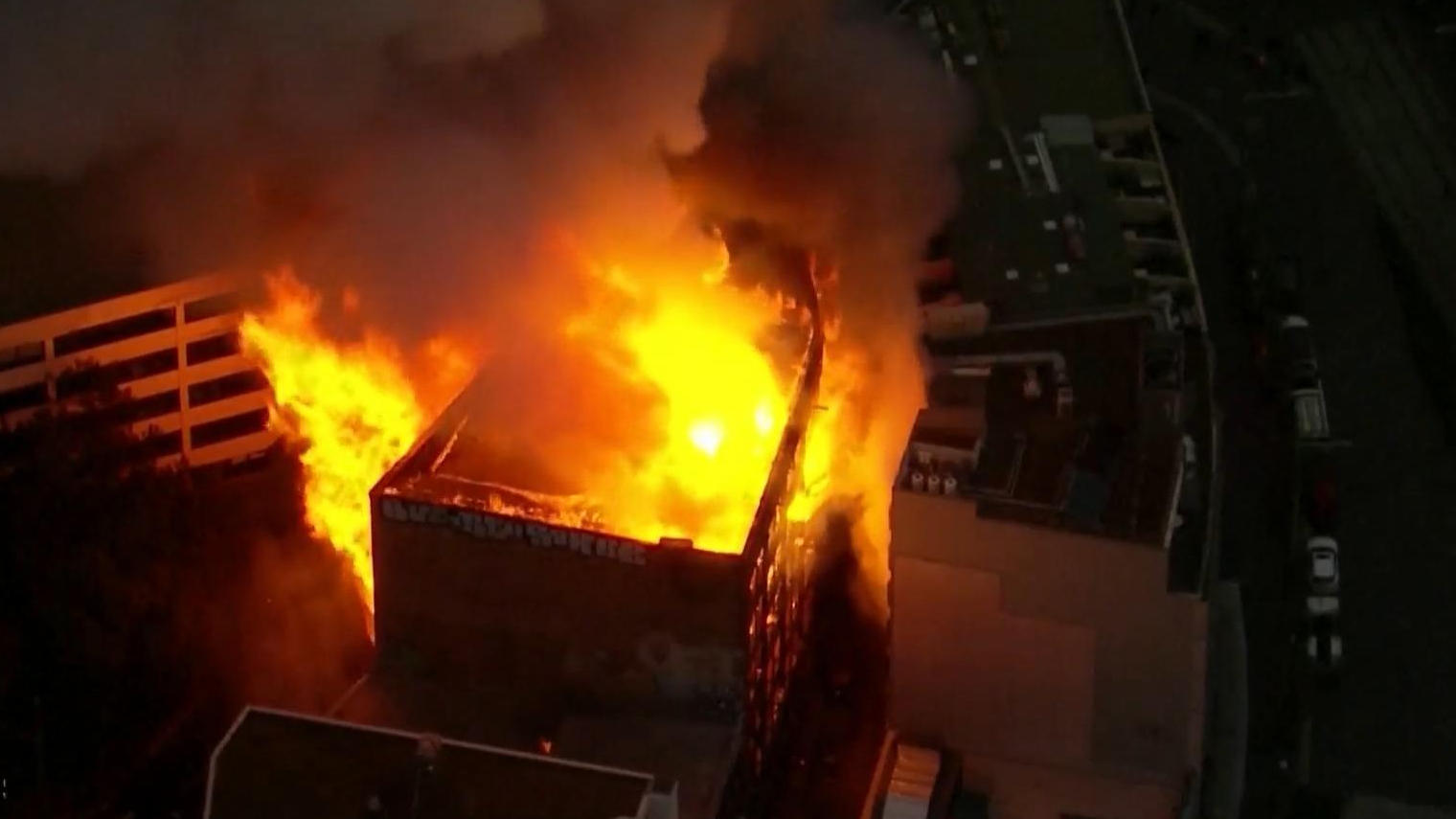 Gewaltiges Feuer-Inferno zerstört Gebäude in Sydney Mehr als 50 Menschen gerettet