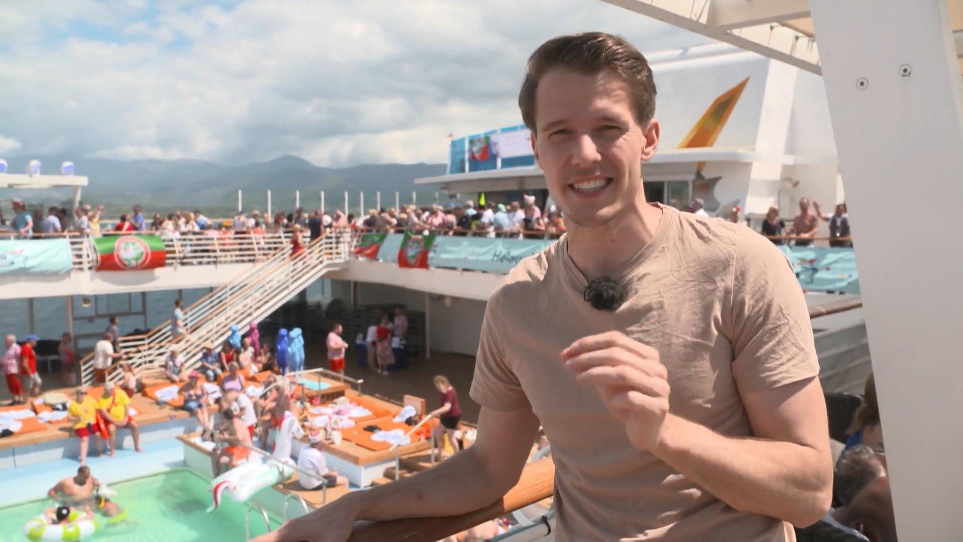 Kreuzfahrt-Touristen feiern Karneval auf dem Mittelmeer Hier gibt's Partywahnsinn
