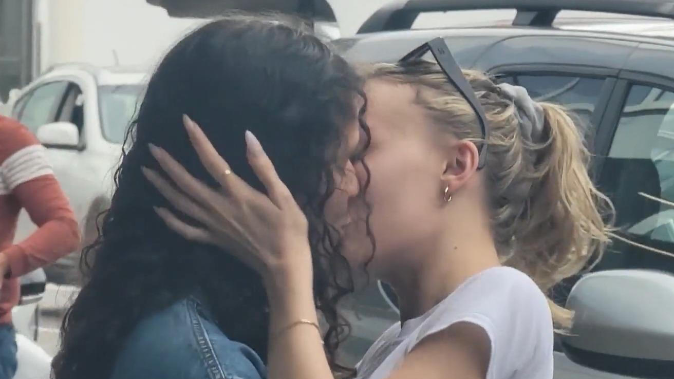 Hier knutscht Lily-Rose Depp ihre Freundin Filmreife Liebesszene