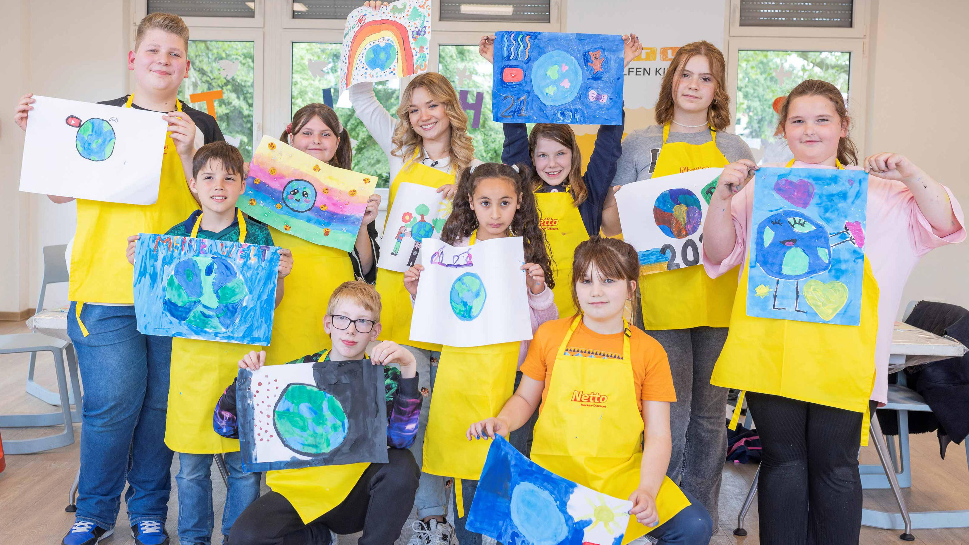 Kinder malen mit Julia Beautx für die Netto-Spendentasche RTL Kinderhaus Gelsenkirchen