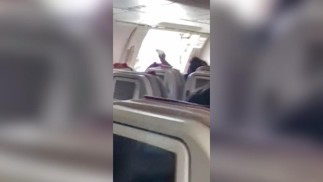 Mann öffnet Flugzeugtür - während Flug! Lebensgefahr für Passagiere