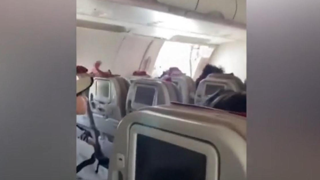 Passagier öffnet Flugzeugtür mitten im Landeanflug Panik an Bord