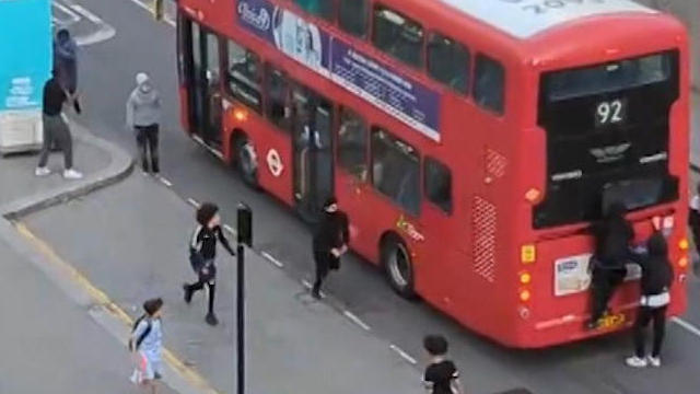 Jugendliche gehen auf Fahrzeuge los Randale in London