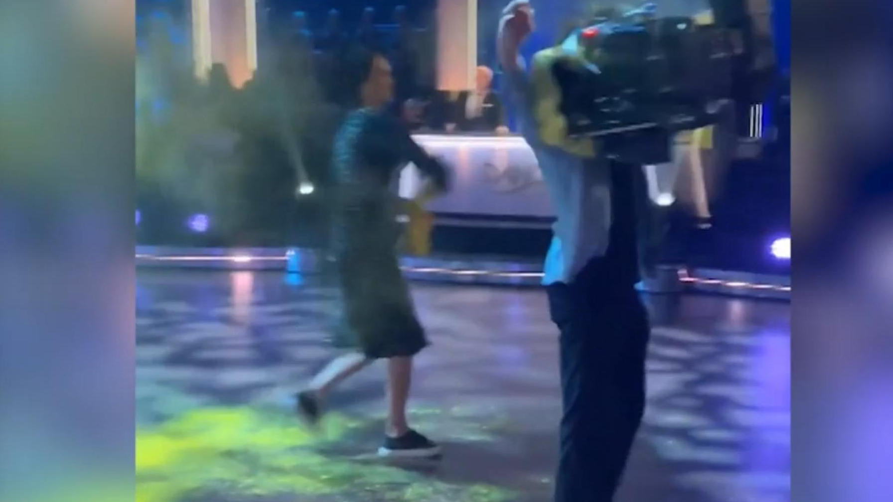 Aktivist stürmt Let´s Dance - Kamera-Kran räumt ihn ab Alter Schwede!
