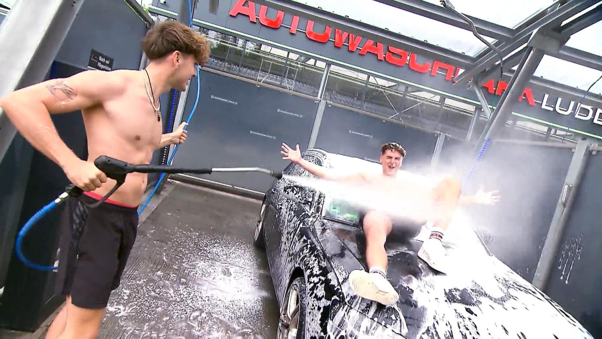 Halbnackt Autos waschen als Erfolgsrezept Carwash Boys