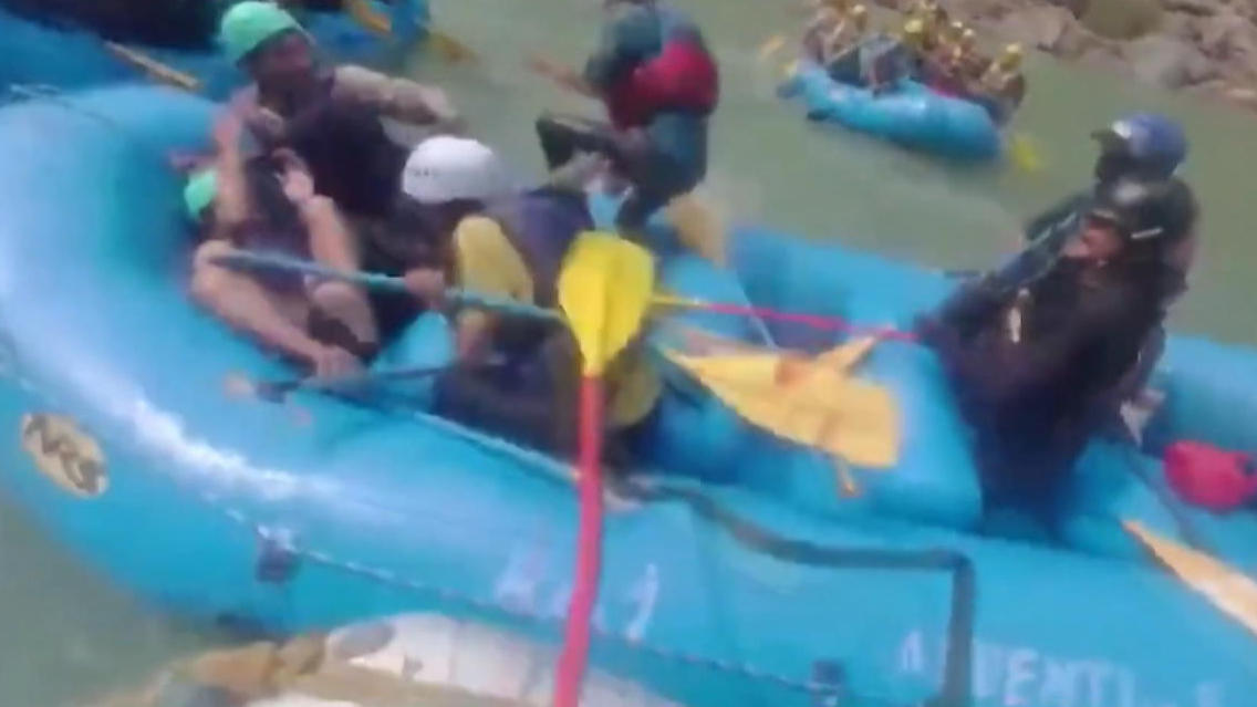 Wilde Paddel-Prügelei! Touristen kloppen sich beim Rafting Schlagabtausch auf dem Ganges