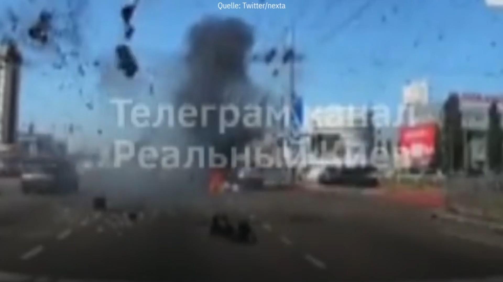 Raketenteil kracht auf stark befahrene Straße in Kiew Dashcam filmt Aufprall