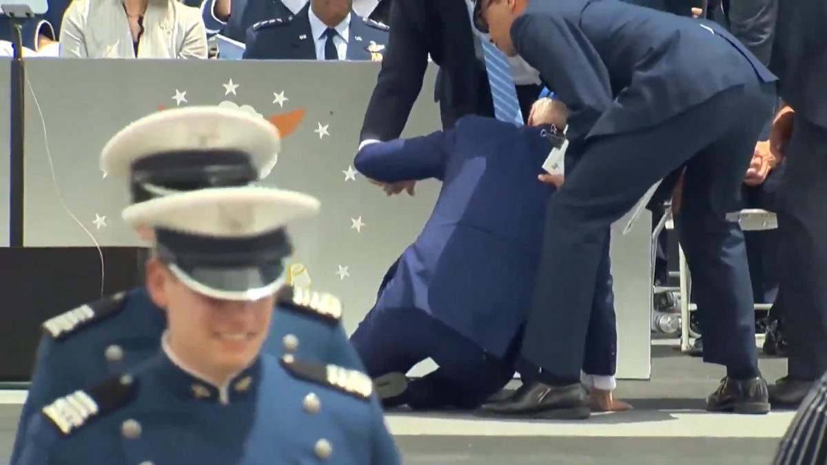 ¡El presidente estadounidense Biden vuelve a caer en el escenario!  En la ceremonia de entrega de diplomas de la Academia de la Fuerza Aérea