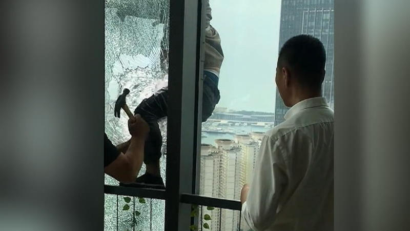 Mitarbeiter retten Mann vor dem Tod Er hängt aus dem 34. Stock!