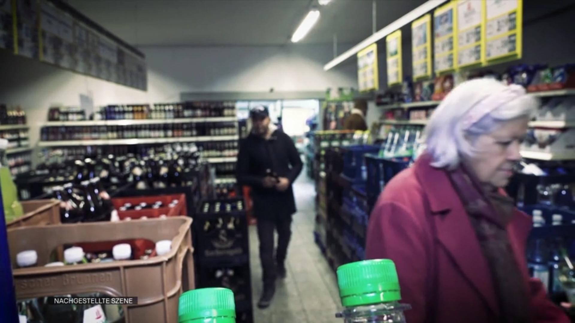 Betrugsserie in Supermärkten: Täter vor Gericht ungerührt Rentnerin von ‚Supermarkt-Dieben' beraubt