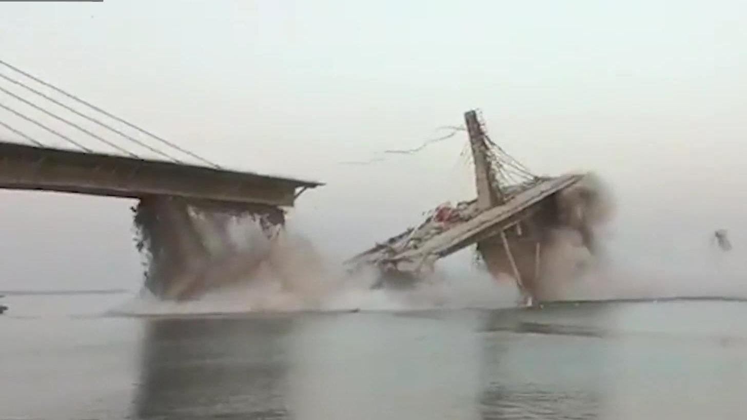 Riesen-Brücke stürzt während Bauarbeiten ein Menschen fliehen vor Flutwelle!