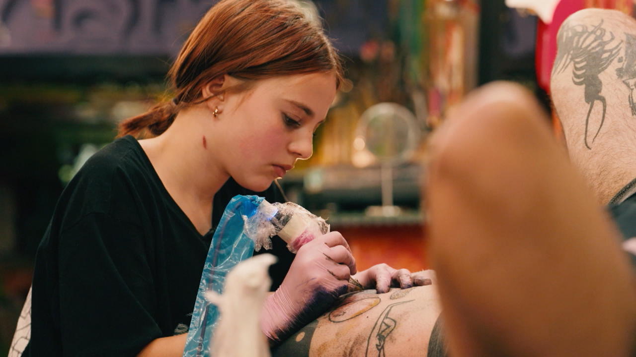 Maya (13) ist Deutschlands jüngste Tätowiererin Ihr erstes Tattoo stach sie mit zwei Jahren!
