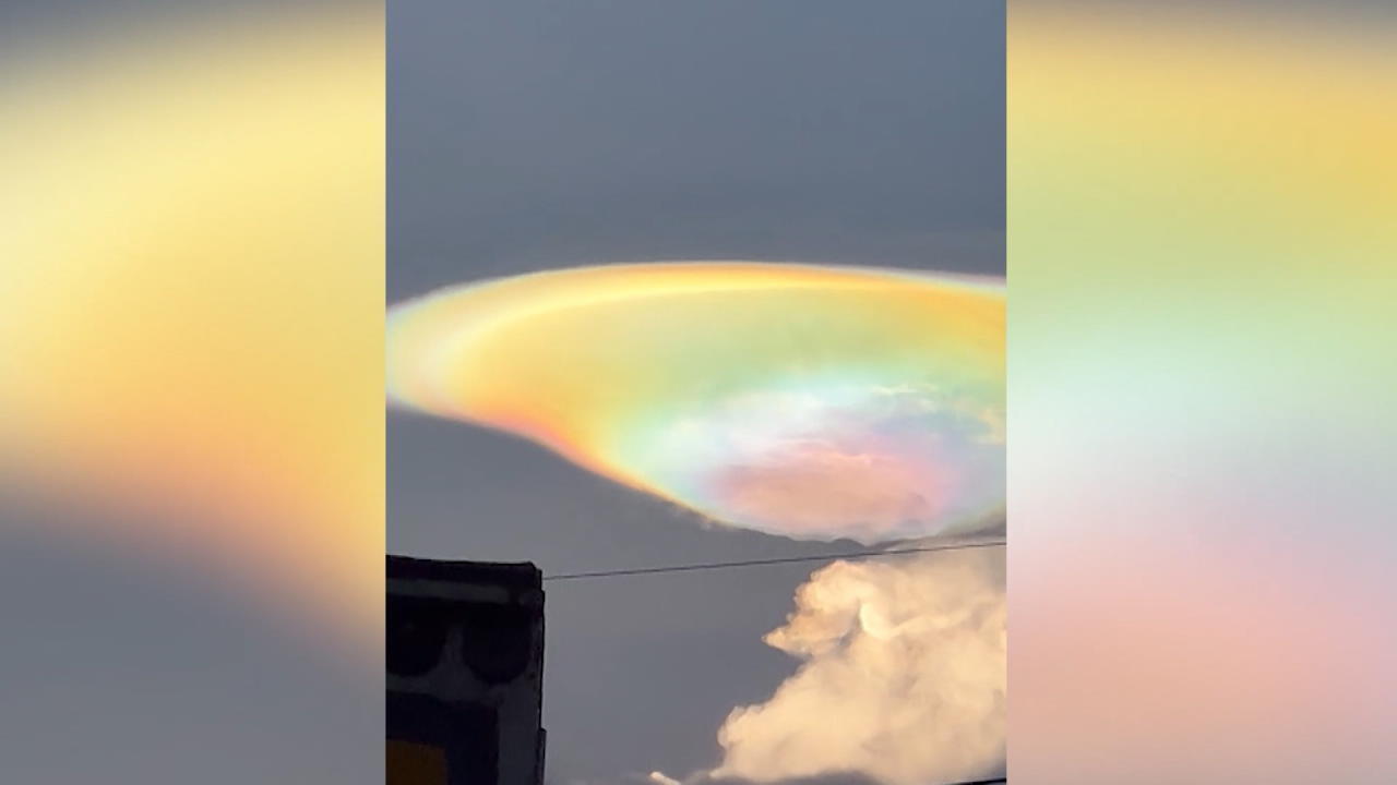 Seltene Regenbogen-Wolke über Thailand gesichtet Als ob es auf dem Himmel tropft!