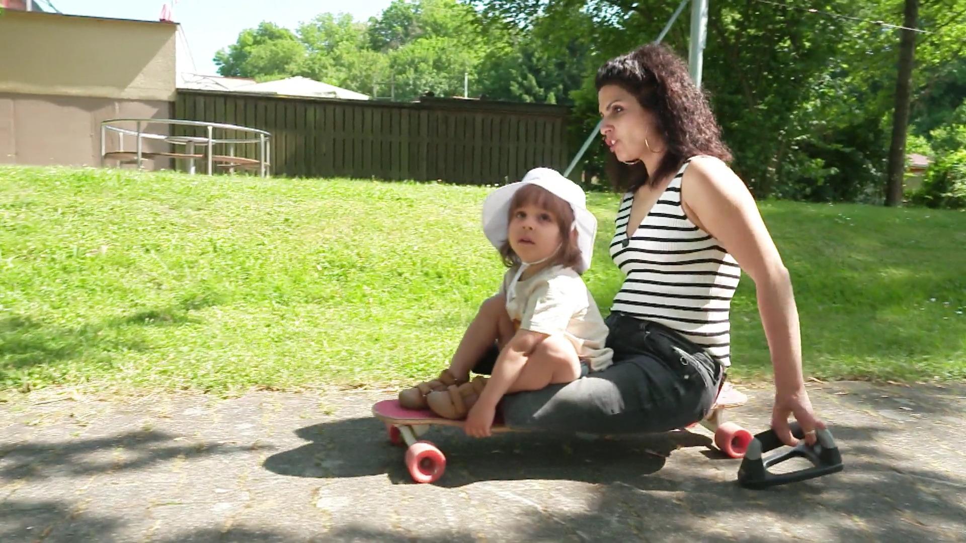 Sin piernas, Hulia Marquardt domina su vida familiar como madre con discapacidad