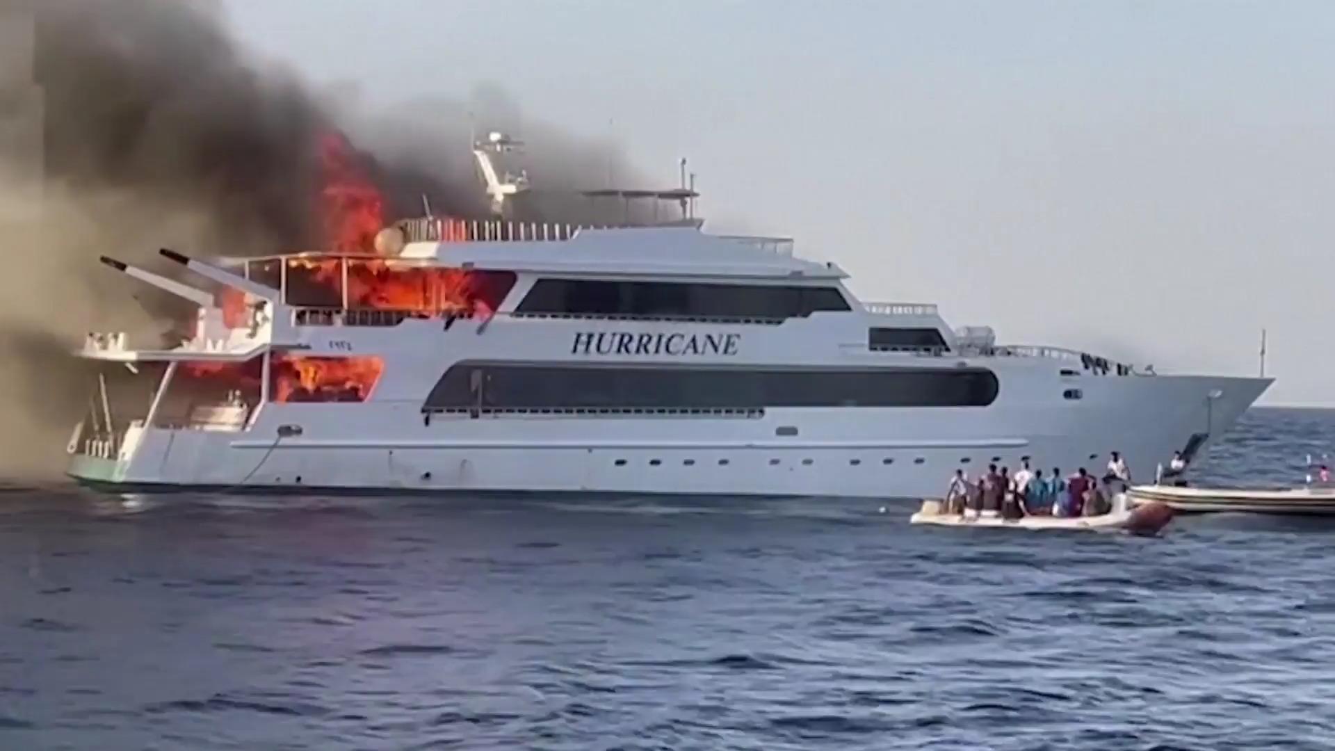Una barca durante un tour subacqueo di lusso ha preso fuoco, con tre turisti dispersi