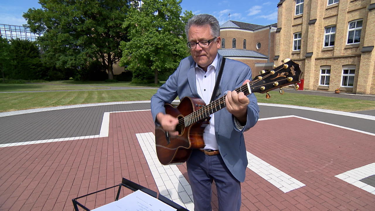 La canzone di protesta del capo della clinica fallisce