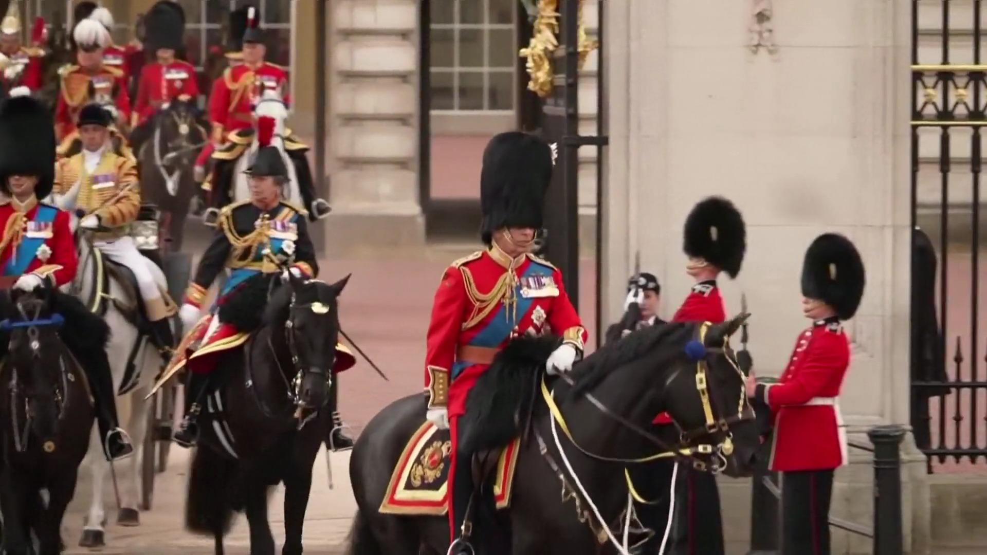 Charles (74) reitet trotz seines hohen Alters selbst! "Trooping of the Colour"