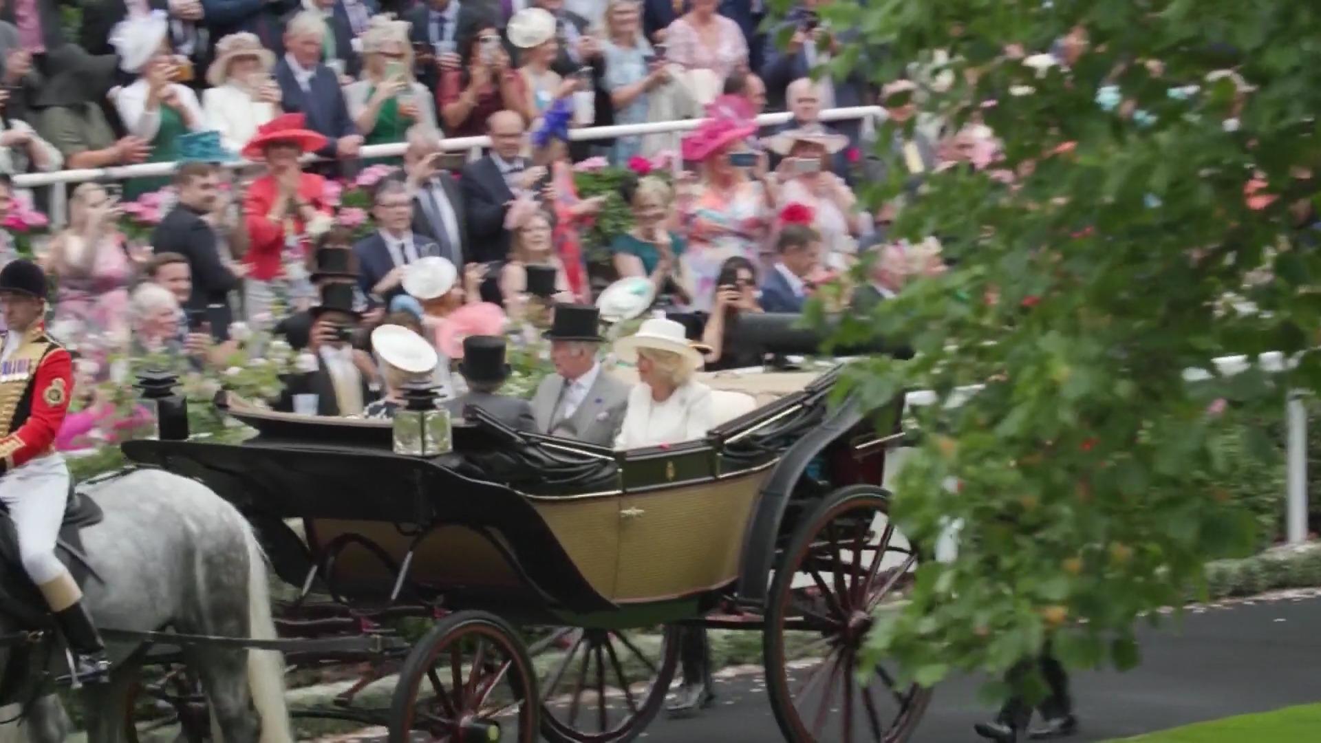 Hier tritt König Charles III. das Erbe seiner Mutter an Emotionale Premiere beim Pferderennen in Ascot