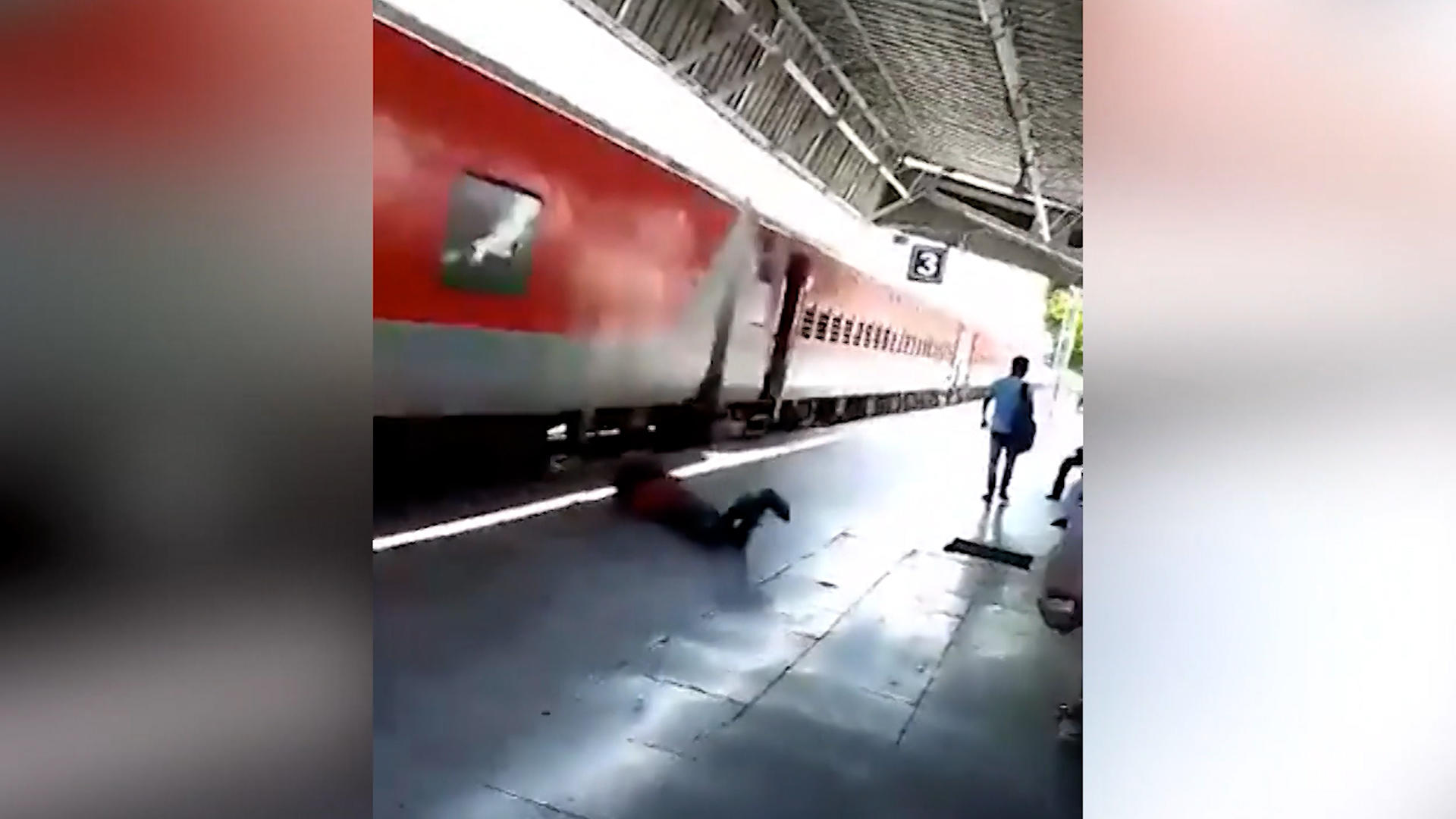 Bei 110 km/h! Mann fällt aus Zug und wird mitgerissen Wie durch ein Wunder bleibt er unverletzt!