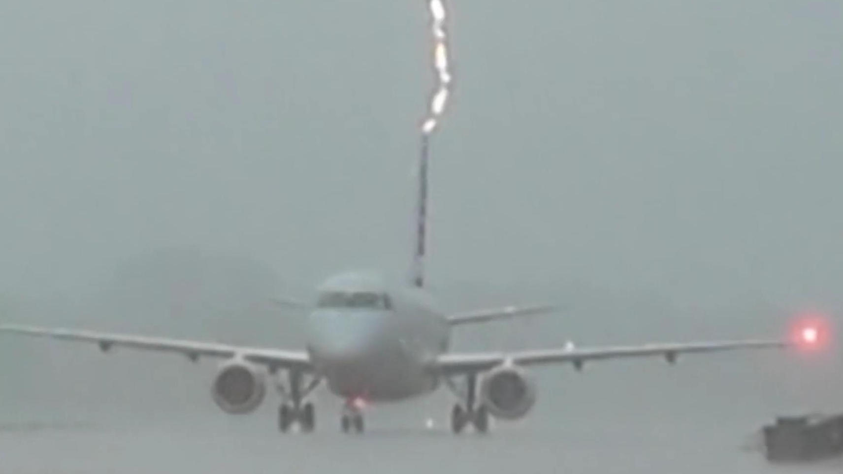 Blitz schlägt in Flugzeug ein Kurzer Schockmoment!