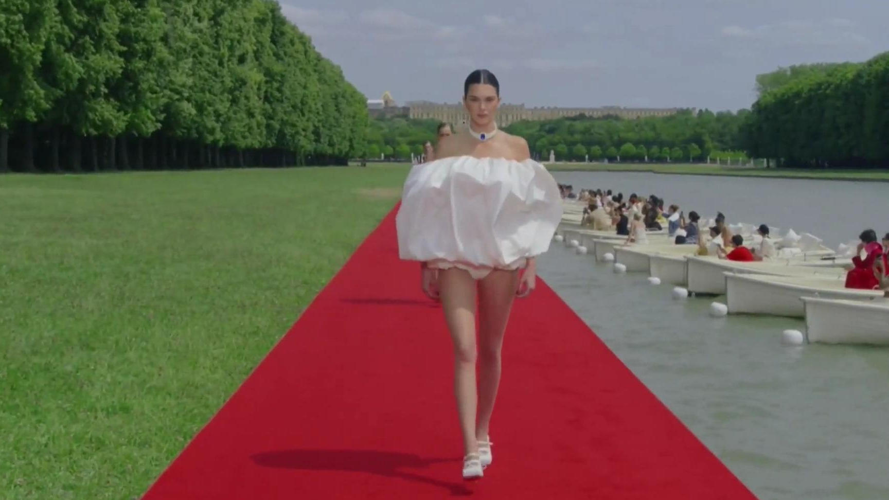 Un impresionante desfile de moda atrae a las estrellas a París en el Jardín Luis XIV de Versalles