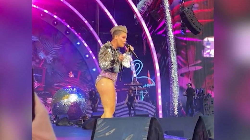 Sängerin ist irritiert: Pink-Fan wirft Asche auf die Bühne "Das ist deine Mutter?!"