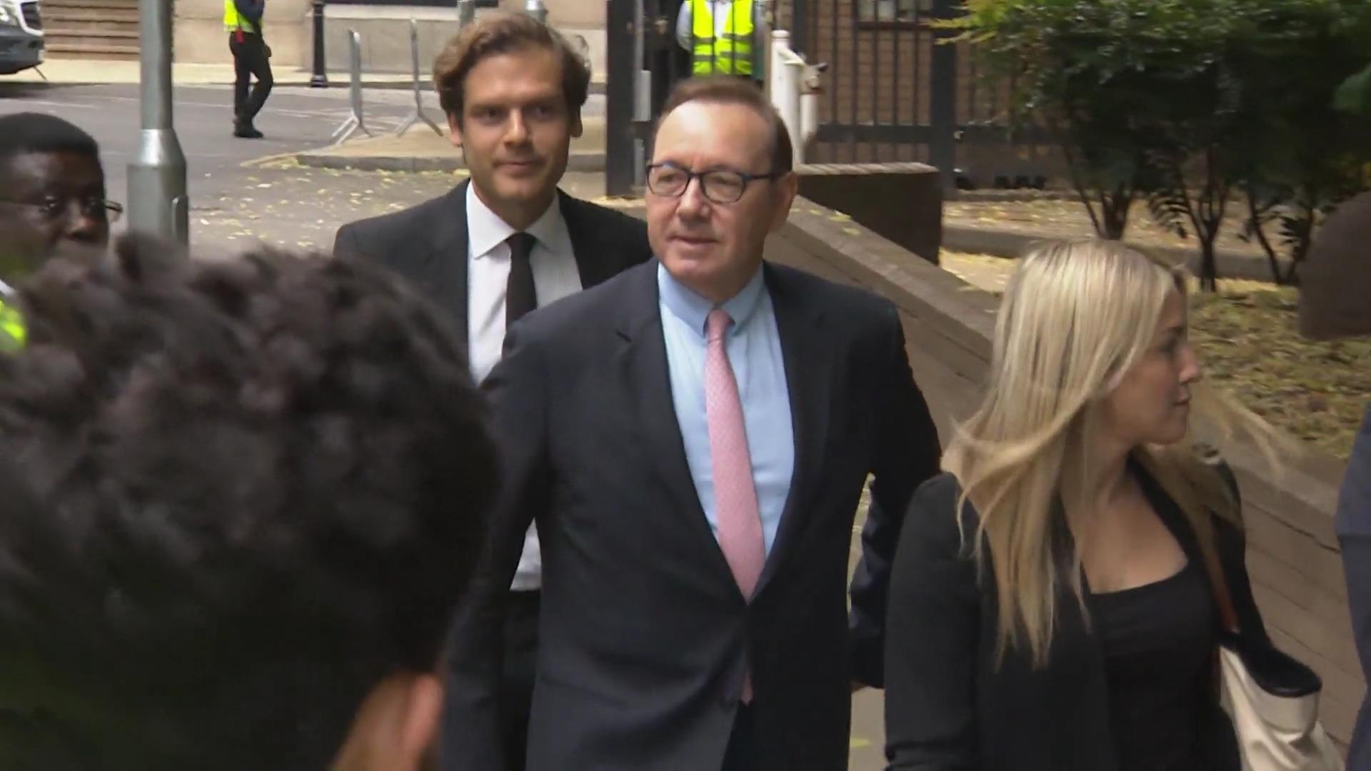 Prozess gegen Kevin Spacey in London beginnt Anklagen wegen Sexualdelikten