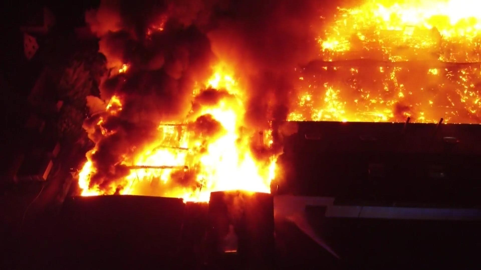 Yangın seramik fabrikasını yok etti ve birkaç salona zarar verdi.