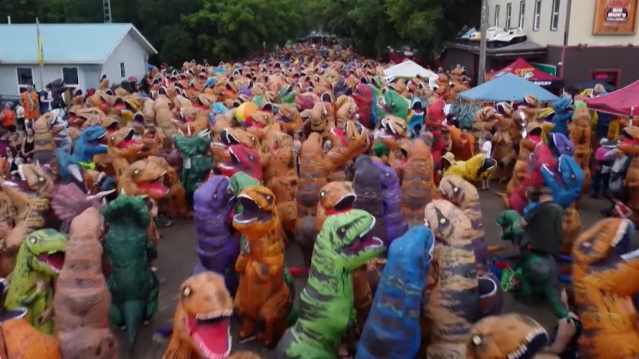 Zurück in die Kreidezeit! Tausende Dinos brechen Weltrekord Menschen als T-Rex verkleidet
