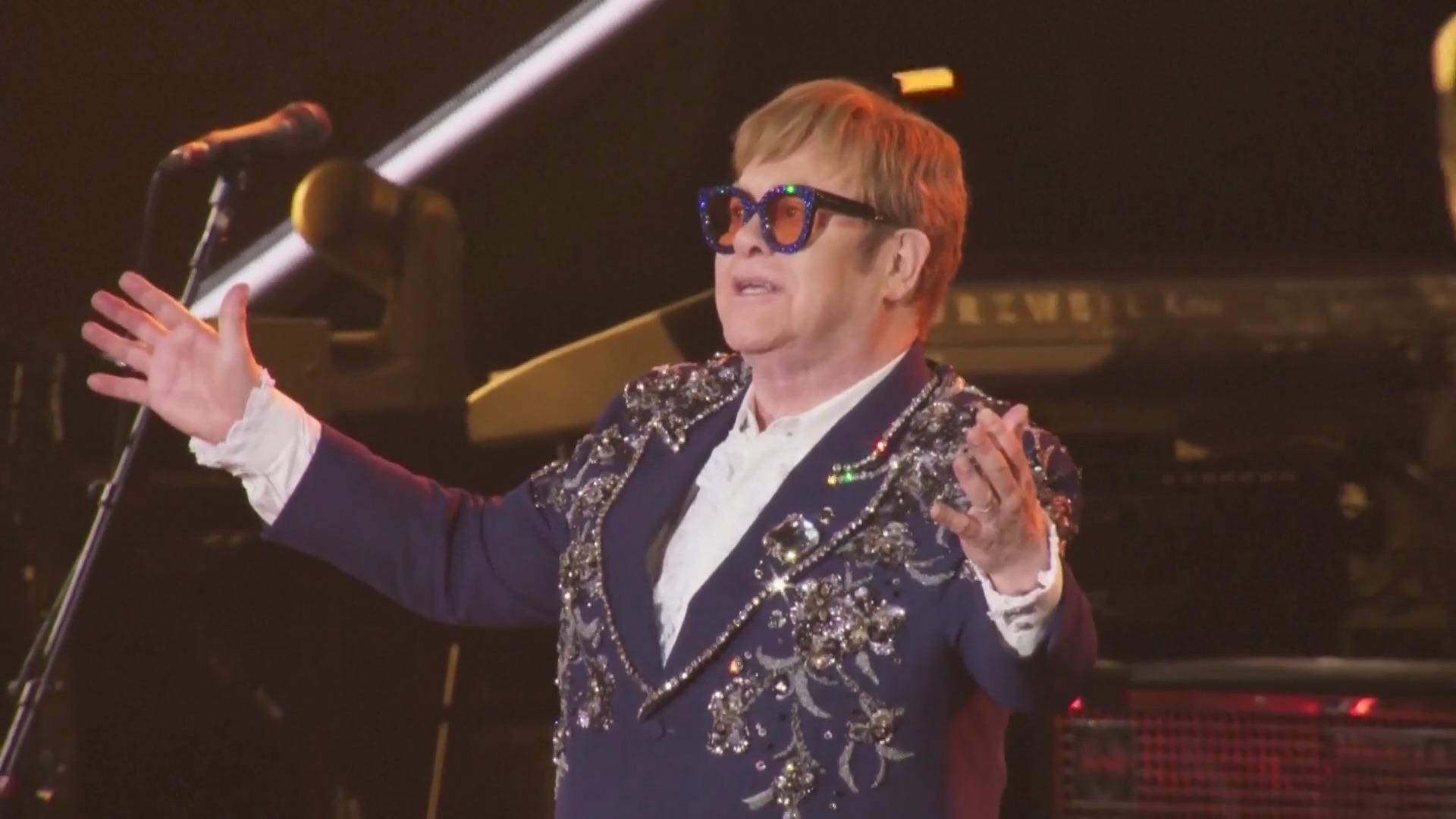 Hier steht Elton John ein letztes Mal auf der großen Bühne Gänsehautmoment